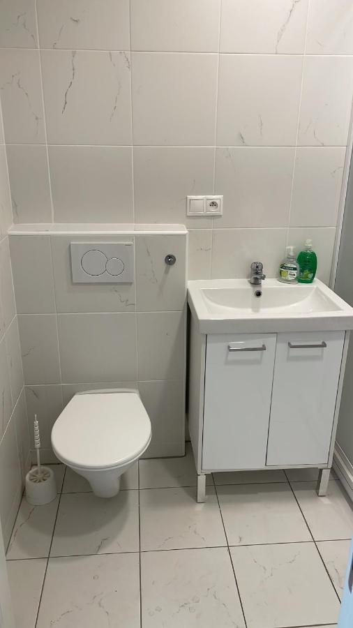 Moderny Novy Byt S Bezplatnym Parkovanim V Objekte, Self-Checking ブラチスラヴァ エクステリア 写真